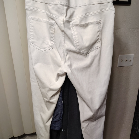 Women's white pants - Picture 8 of 8